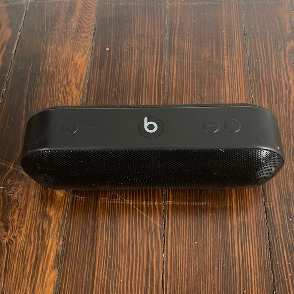 Beats by Dr. Dre Pill+ Speaker